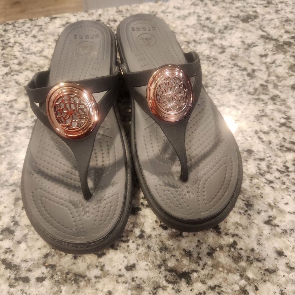 Crocs Sanrah Hammered Circle Black Rose Gold Wedge Flip Flop Sandals Womens 10